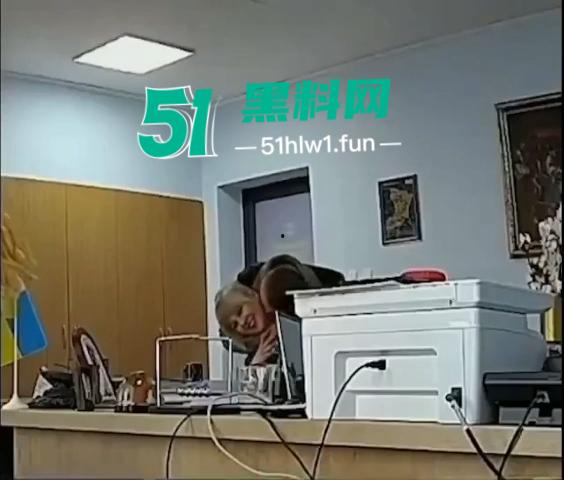 乌克兰高级军官被拍到在办公室内与两名不同的女性【亲密接触】战争阶段发生这种泄密关乎到国家机密层面。-7