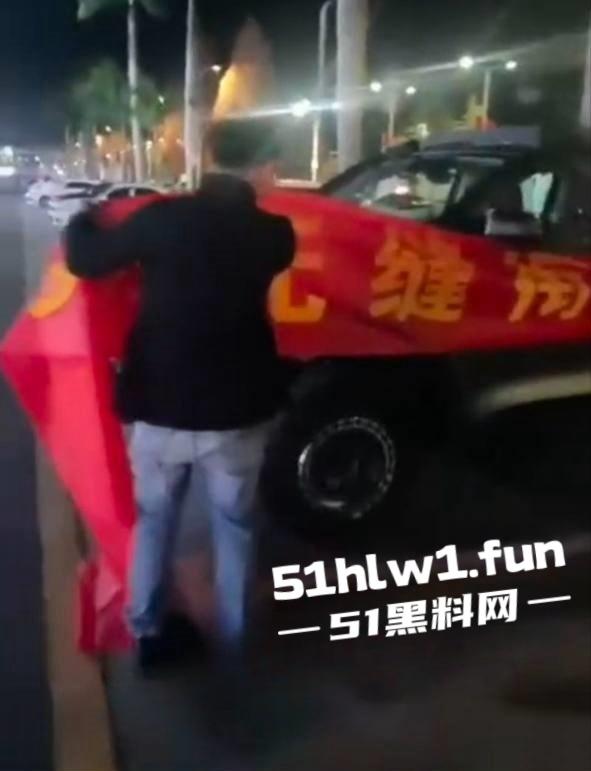 云南保山君悦广场大瓜,平安夜【王麒麟】表白原配直接现场抓奸曝光小三吃鸡视频。-7