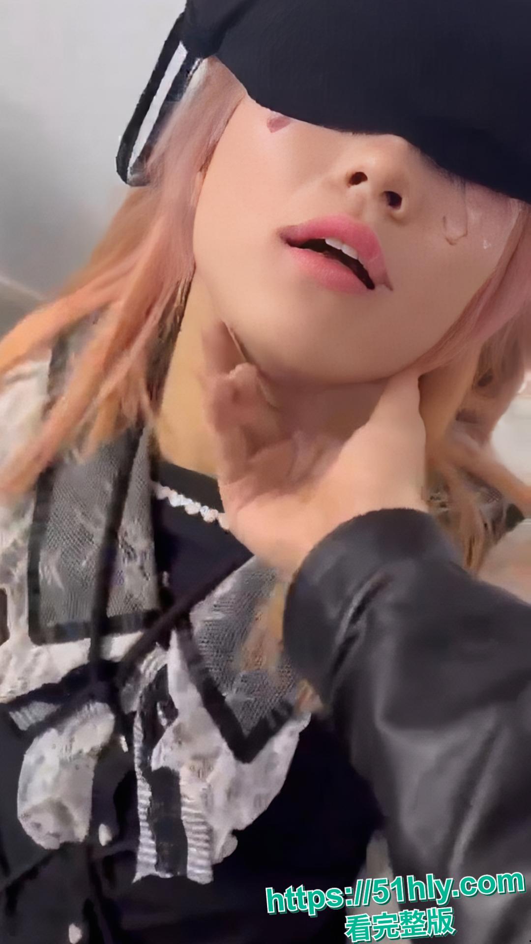 抖音婵姐和黑手S热瓜曝光 拉着粉丝开多人淫趴 公共厕所要求进女厕舔脚 坐出租车被迫摸下体露出 不雅视频全网疯传-2