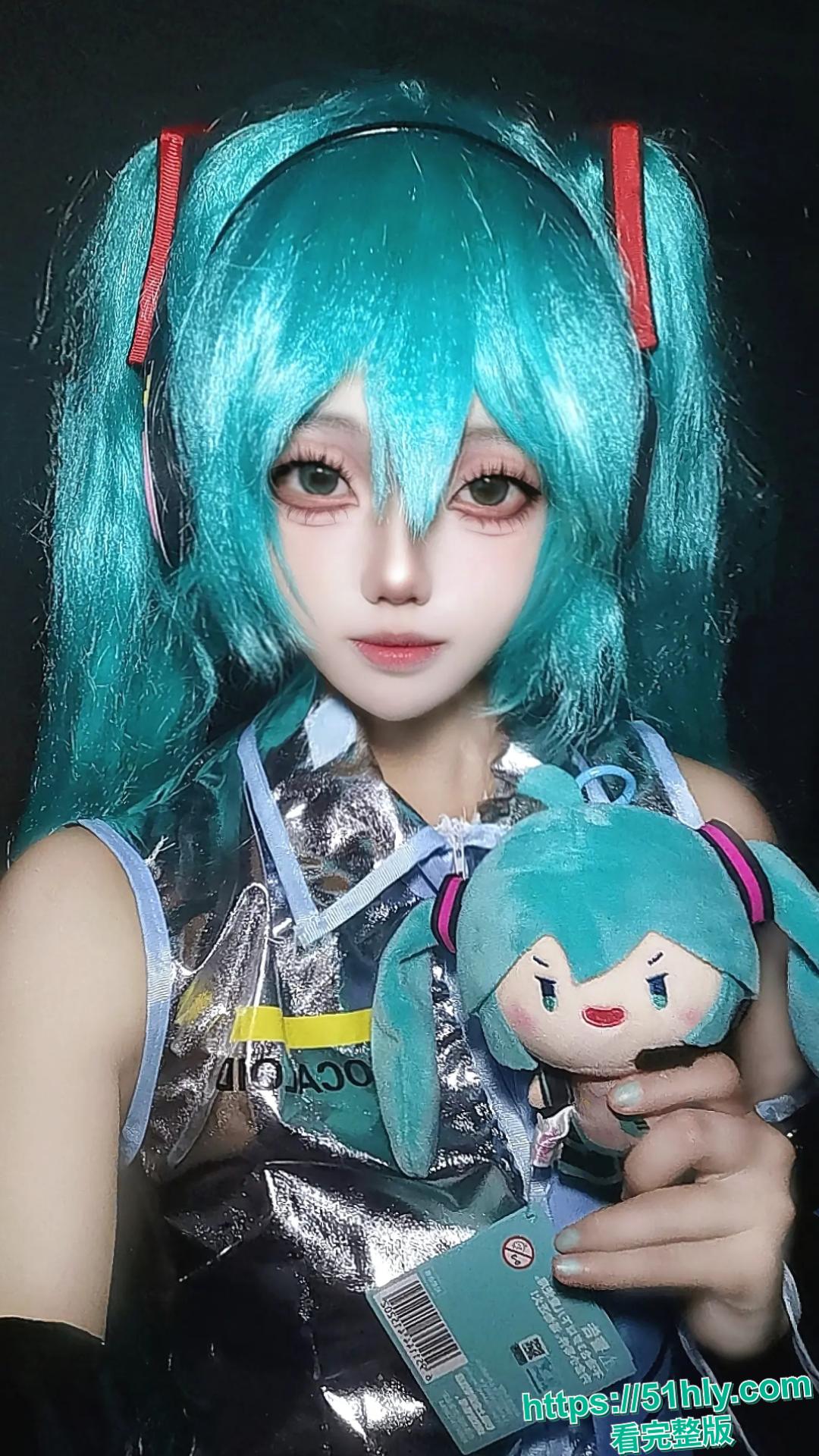 抖音婵姐和黑手S热瓜曝光 拉着粉丝开多人淫趴 公共厕所要求进女厕舔脚 坐出租车被迫摸下体露出 不雅视频全网疯传-5