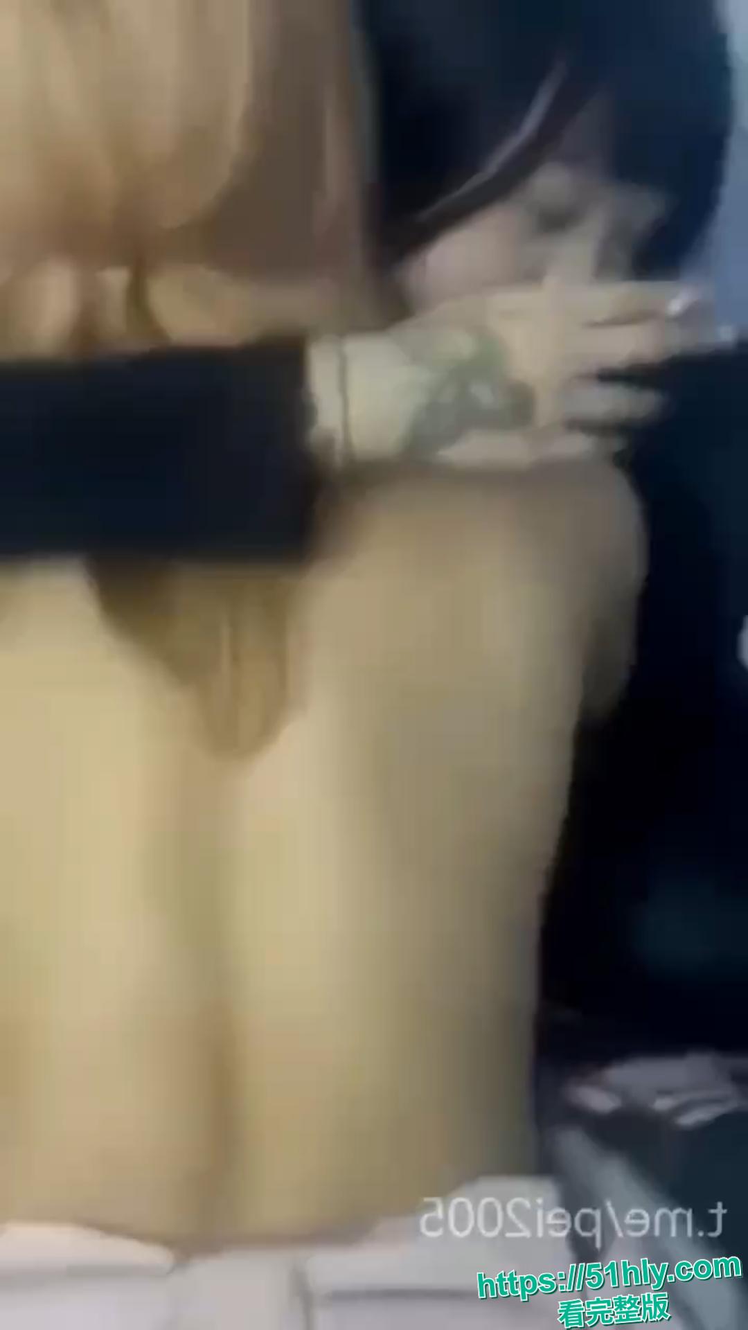 抖音婵姐和黑手S热瓜曝光 拉着粉丝开多人淫趴 公共厕所要求进女厕舔脚 坐出租车被迫摸下体露出 不雅视频全网疯传-11