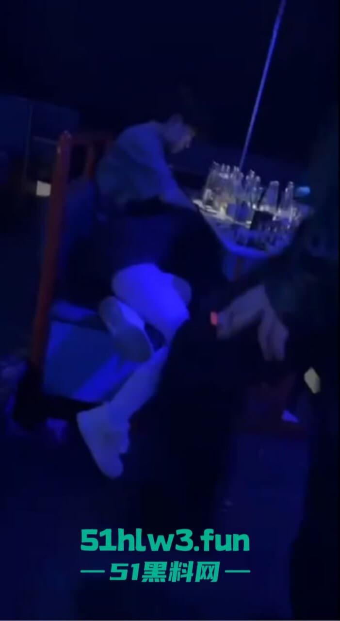 辽油三高学生【王庸昊】与女同学在酒吧现场doi被拍,桌底吃鸡上位骑乘刺激爆棚。-10
