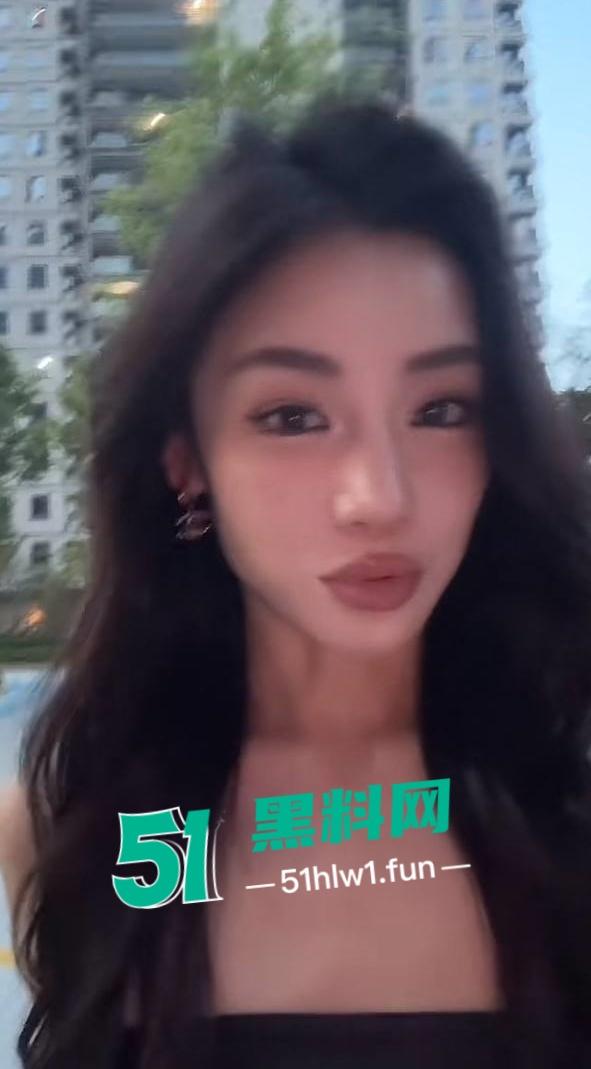 堪称抖音最强反差婊【殷萧童】的大瓜吃了吗,直播双开一半抖音一半黄播的女主现化身名媛妄想挣脱互联网记忆。-4