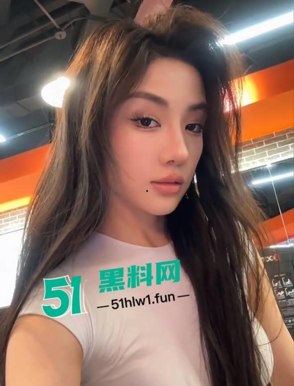 堪称抖音最强反差婊【殷萧童】的大瓜吃了吗,直播双开一半抖音一半黄播的女主现化身名媛妄想挣脱互联网记忆。-7