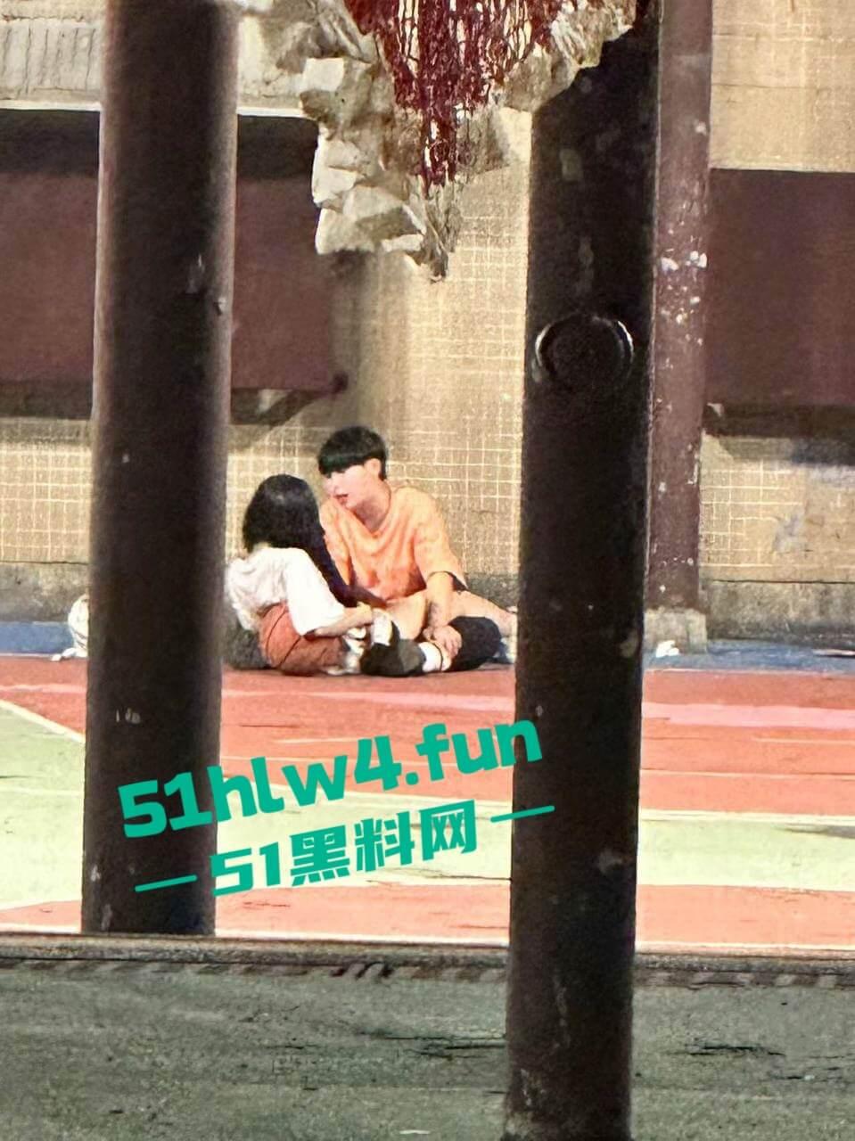 偷拍下篮球场的秘密,一对情侣周围四下无人竟然户外激情做爱,青春的激情与无畏。-5