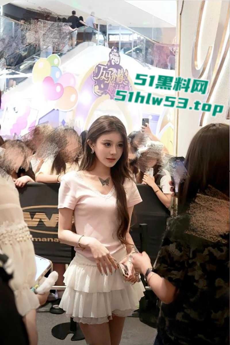 百万网红【妍妍酱】复吸实锤+私生活混乱彻底塌房，柬埔寨当扶手坐台视频流出，过夜费竟高达1500美刀天价。-3