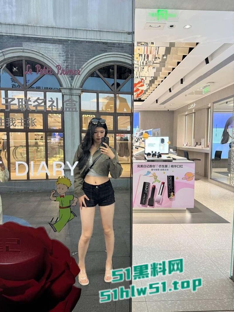 广西桂林【伍凌慧】做爱视频爆出,大奶喷水尤物裸聊自慰被金主高价包养,没想到大哥竟然有艾滋病!-1