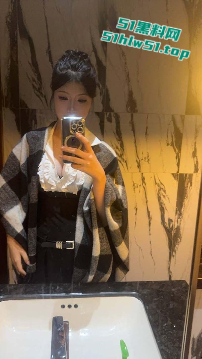 广西桂林【伍凌慧】做爱视频爆出，大奶喷水尤物裸聊自慰被金主高价包养，没想到大哥竟然有艾滋病！-8