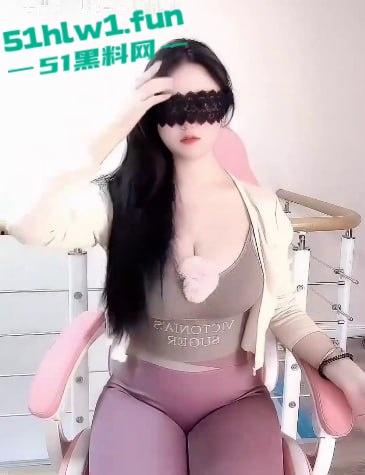 b站圆饼大奶博主【小春枝呀】私密直播间秀奶自慰被录屏爆出。大奶女仆诱惑迷人搓捏揉抚奶量超大。-2