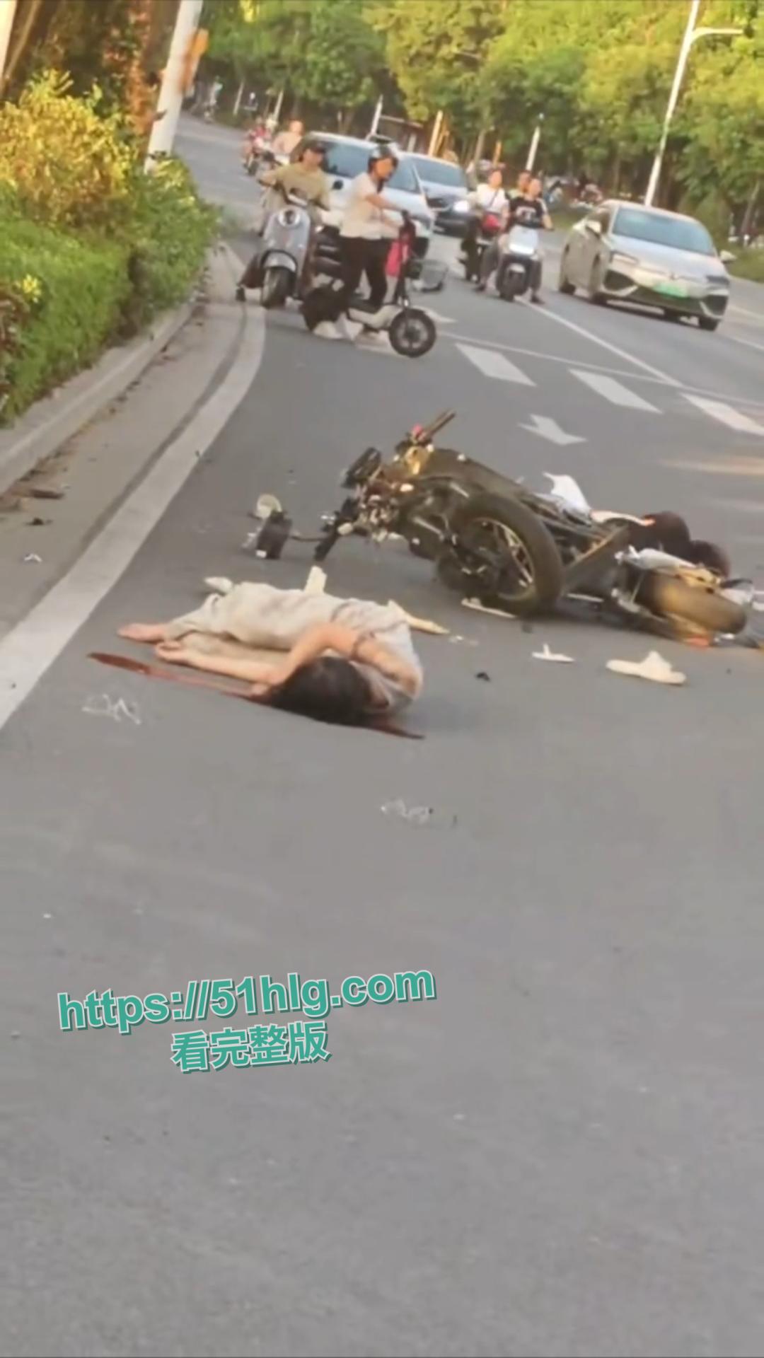 鲜血染红的街道!【河南】女骑士未戴头盔惨烈车祸现场,后脑着地血淋淋一片,恐怕凶多吉少-2
