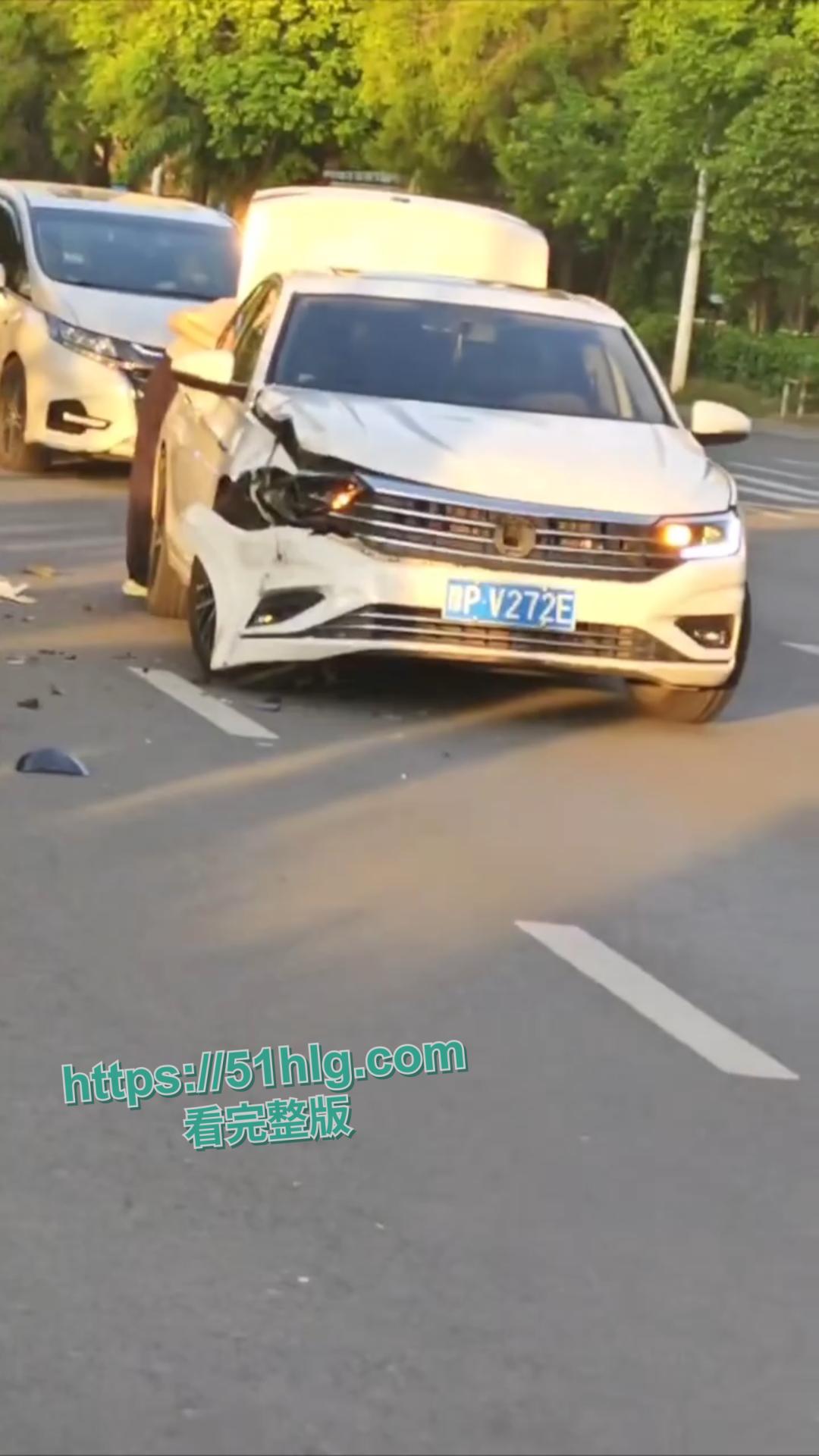 鲜血染红的街道!【河南】女骑士未戴头盔惨烈车祸现场,后脑着地血淋淋一片,恐怕凶多吉少-3