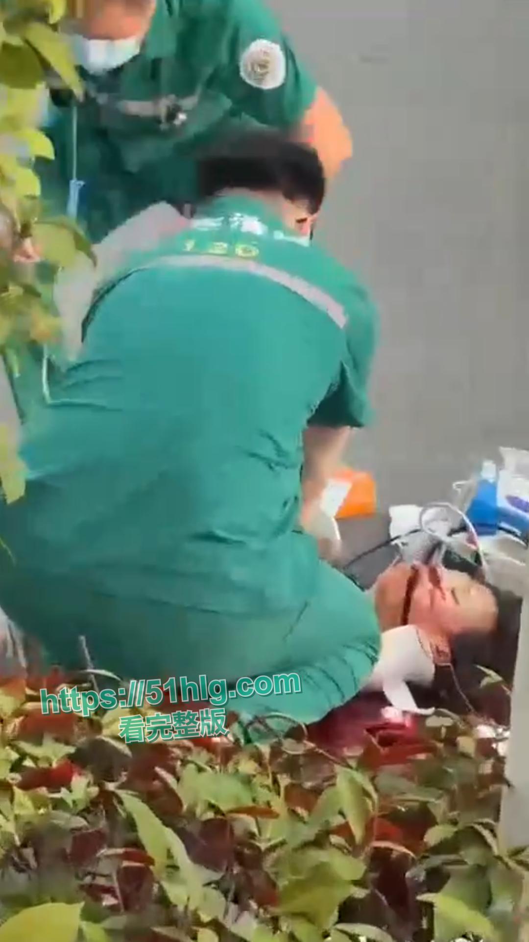 鲜血染红的街道!【河南】女骑士未戴头盔惨烈车祸现场,后脑着地血淋淋一片,恐怕凶多吉少-6