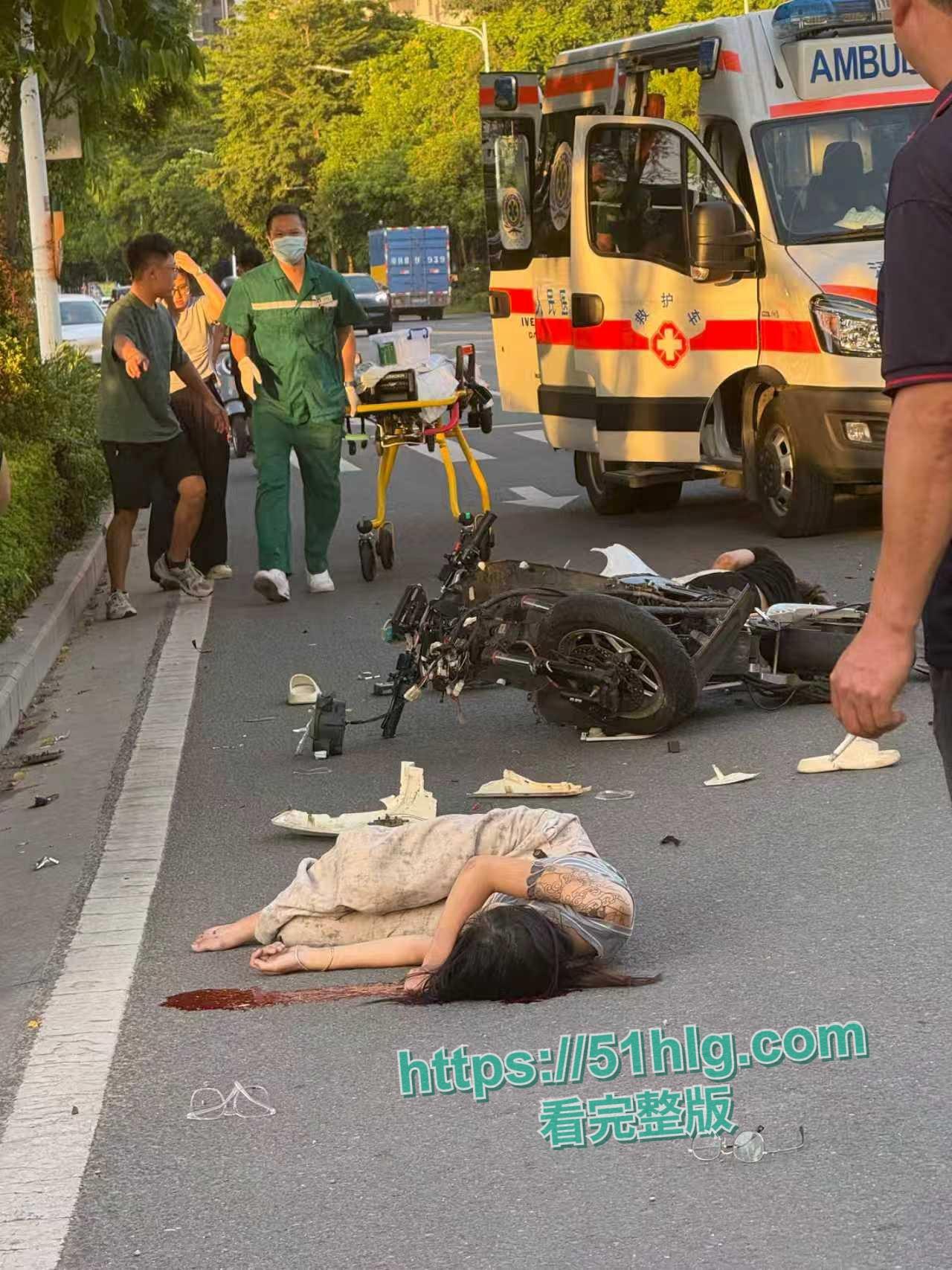 鲜血染红的街道!【河南】女骑士未戴头盔惨烈车祸现场,后脑着地血淋淋一片,恐怕凶多吉少-9