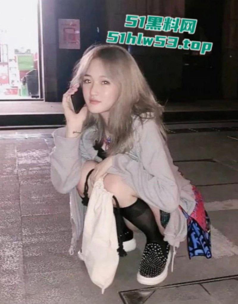 00后金发美少女痴迷网恋,奔现后竟被下药迷奸按头深喉后入暴操,模样犹如泄欲工具!-1