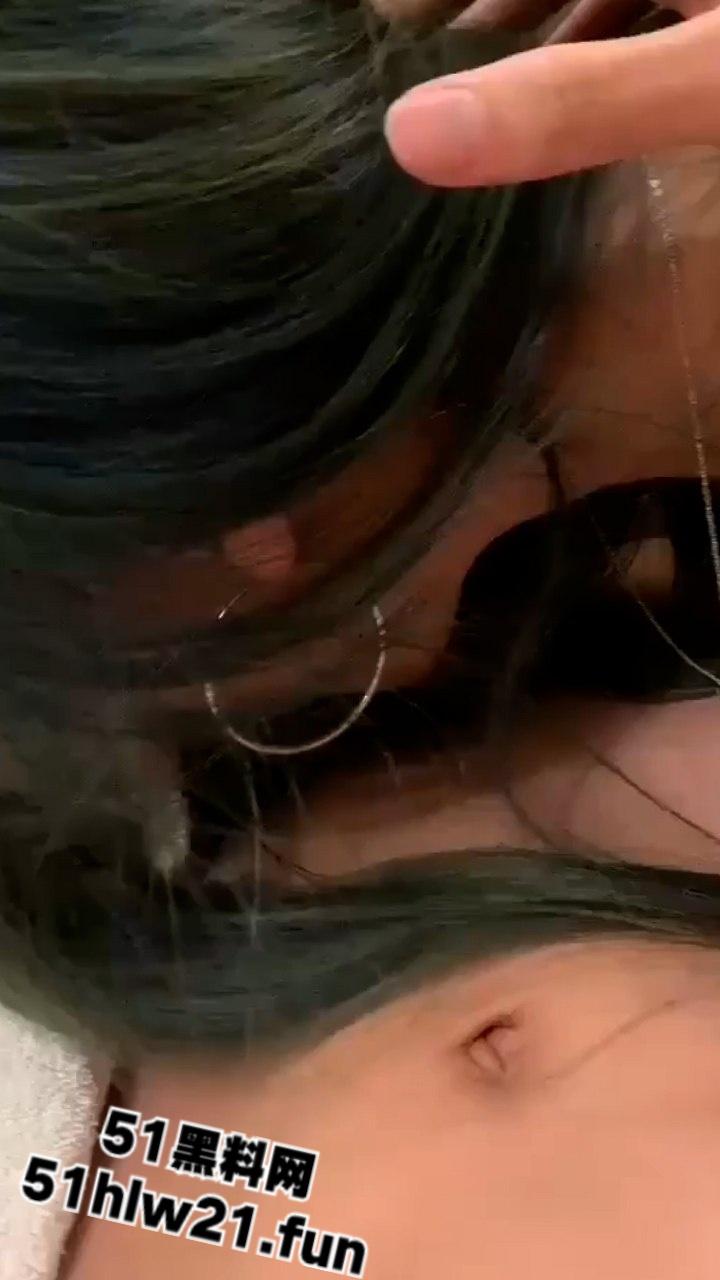 绿毛潮妹口过无数鸡巴仍未破处,找陌生男破膜开苞操战一夜,新逼夹得鸡巴都疼。-2