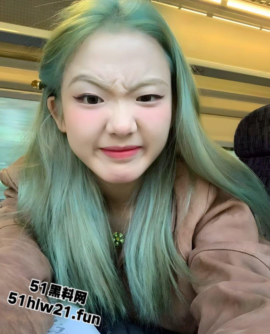 绿毛潮妹口过无数鸡巴仍未破处,找陌生男破膜开苞操战一夜,新逼夹得鸡巴都疼。-4