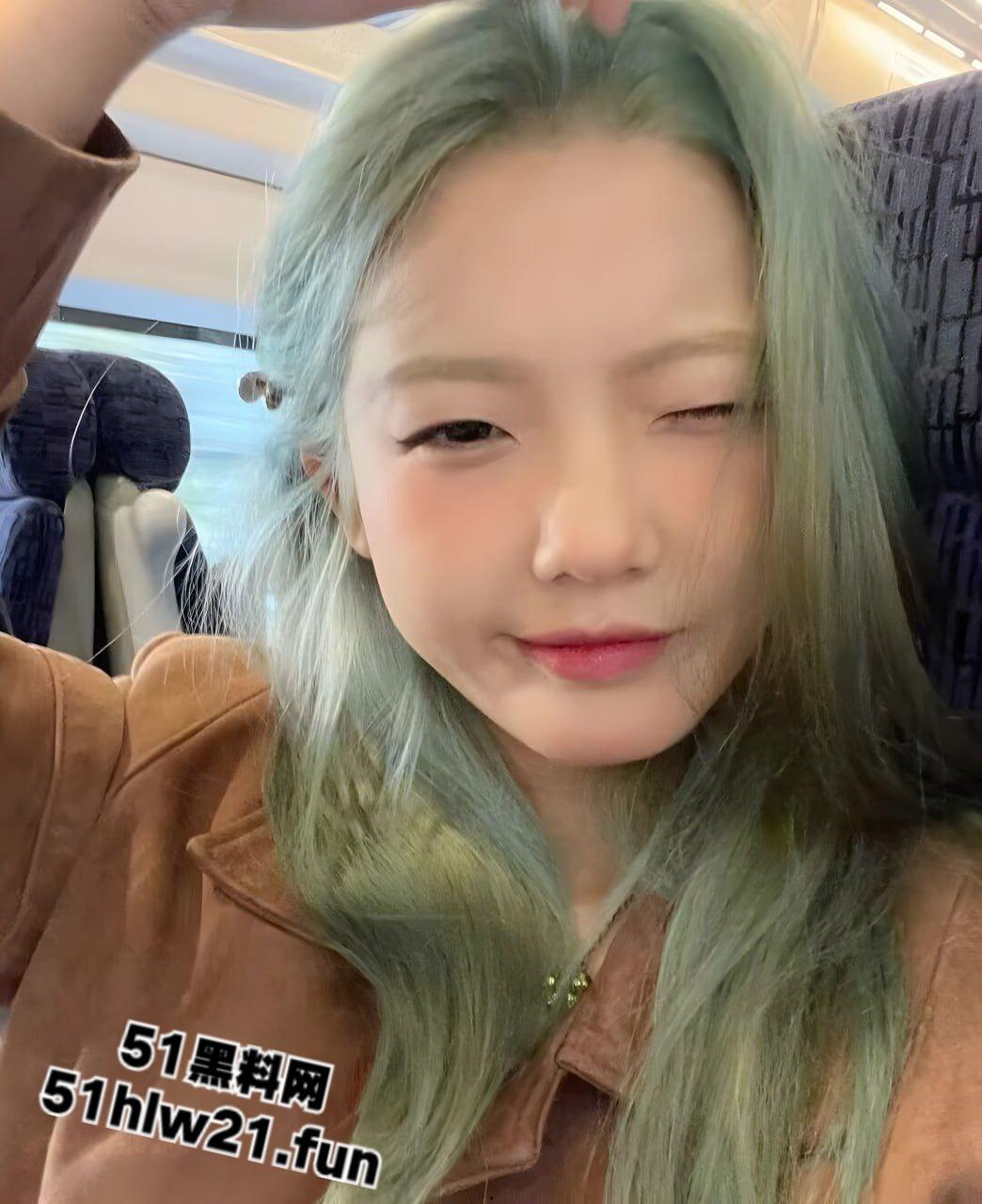 绿毛潮妹口过无数鸡巴仍未破处,找陌生男破膜开苞操战一夜,新逼夹得鸡巴都疼。-5