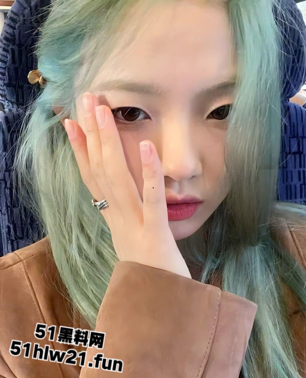 绿毛潮妹口过无数鸡巴仍未破处,找陌生男破膜开苞操战一夜,新逼夹得鸡巴都疼。-6