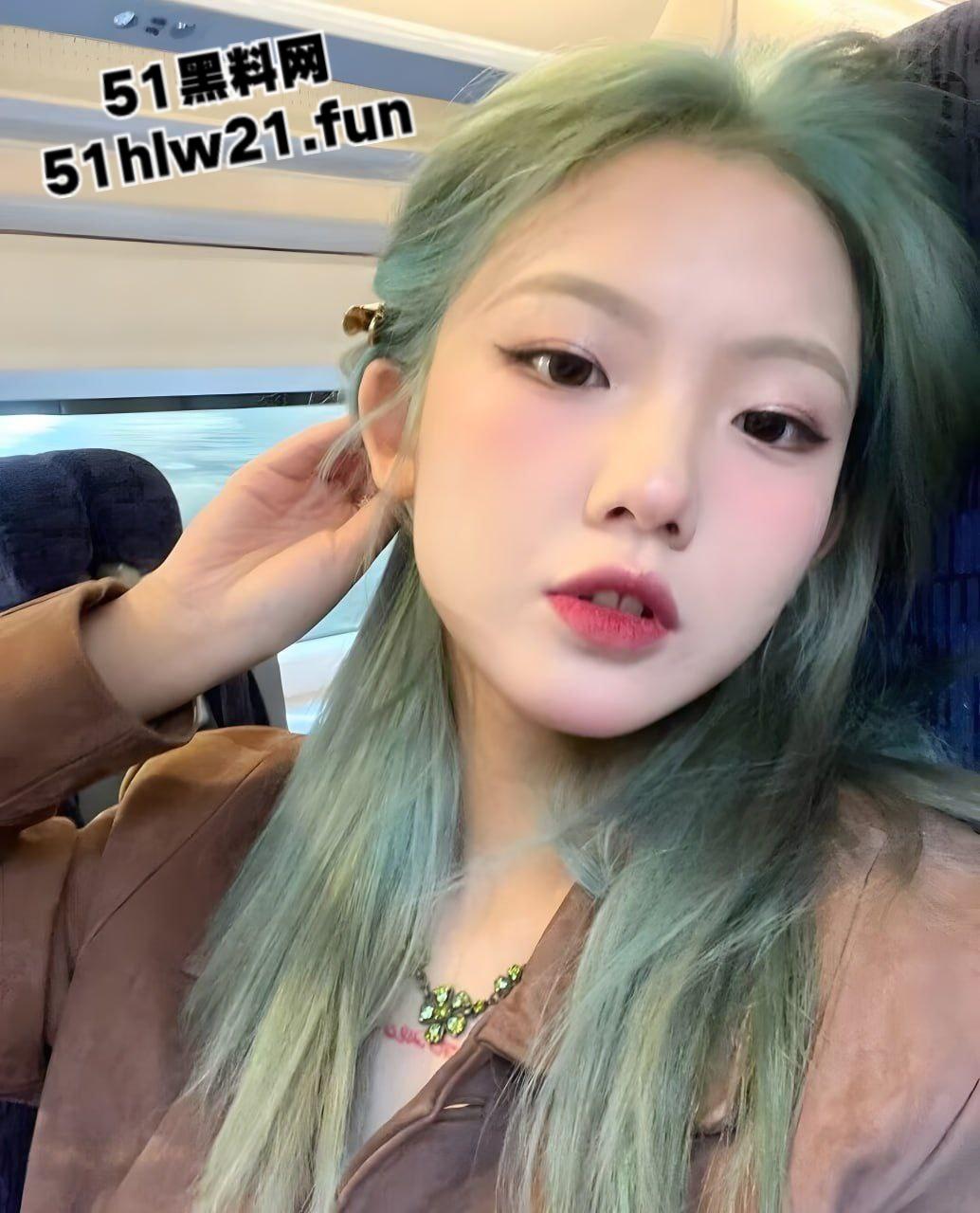 绿毛潮妹口过无数鸡巴仍未破处,找陌生男破膜开苞操战一夜,新逼夹得鸡巴都疼。-7