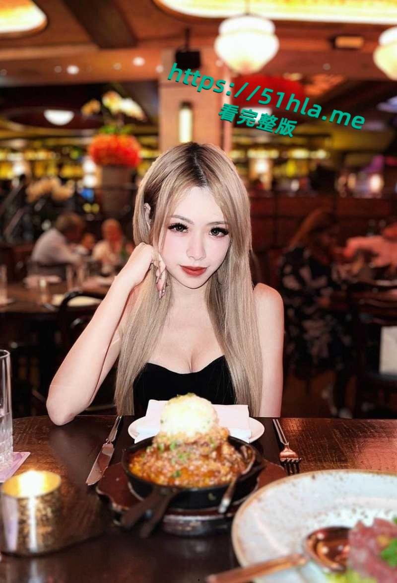 高颜值coser与前男友性爱视频曝光，吊带黑丝深喉舔屌，媚眼如丝表情超骚，撅着翘臀被无套后入！-6