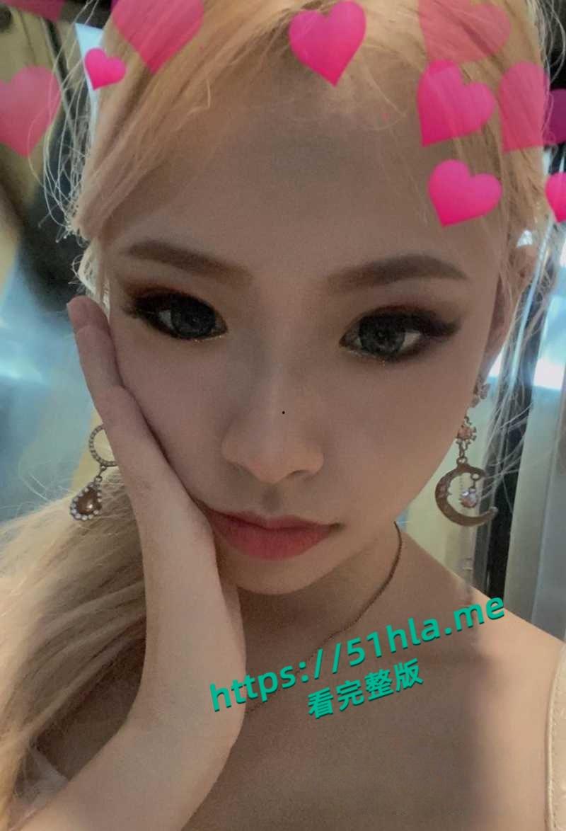 高颜值coser与前男友性爱视频曝光，吊带黑丝深喉舔屌，媚眼如丝表情超骚，撅着翘臀被无套后入！-8