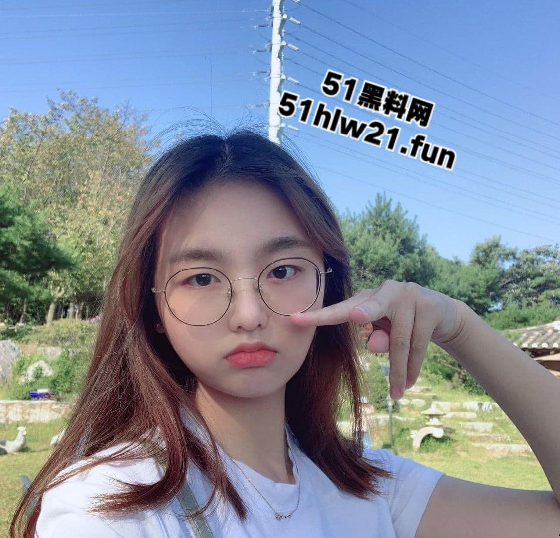 青春无敌可爱尤物,极品反差眼镜萝莉身材极品美乳粉嫩,果然带眼镜的最骚私下极度反差。-4