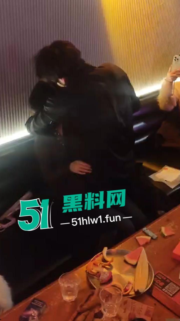 实拍上海商K富婆们的快乐生活,性感小富婆叫少爷裸露腹肌激情热舞,玩的富婆脸都红了。-6