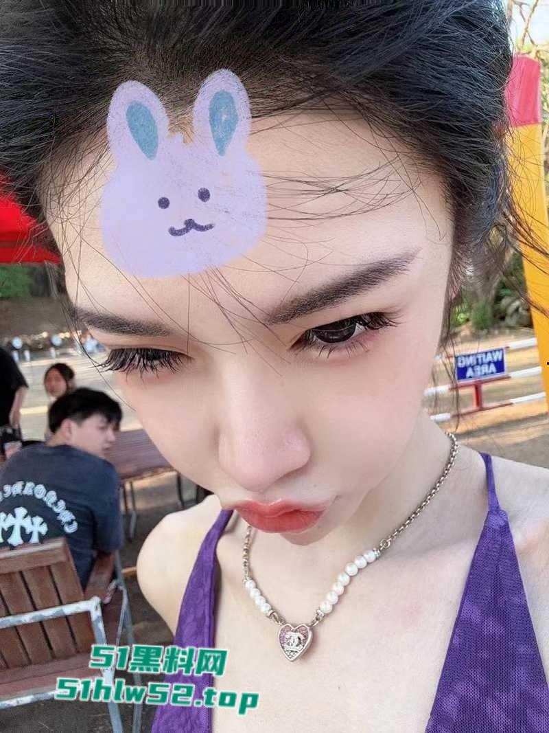 天津顶级名媛【黄丽娜】线下援交视频曝光,疯狂式口交深喉被金主爆操爽的直翻白眼,肩部纹身实锤无疑!-1