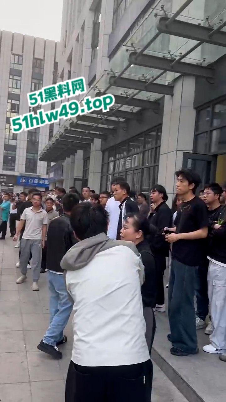 吃碗面都要断头,武汉光谷襄阳面馆一男子突然发疯砍人,多个路人中招现场惨叫一片。-1