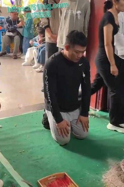 【德宏芒市】女子【晓林】因老公【林强】长期出轨不堪其辱选择自杀!男子跪在灵堂忏悔,与小三激情视频被全网疯传,引发热议!-2