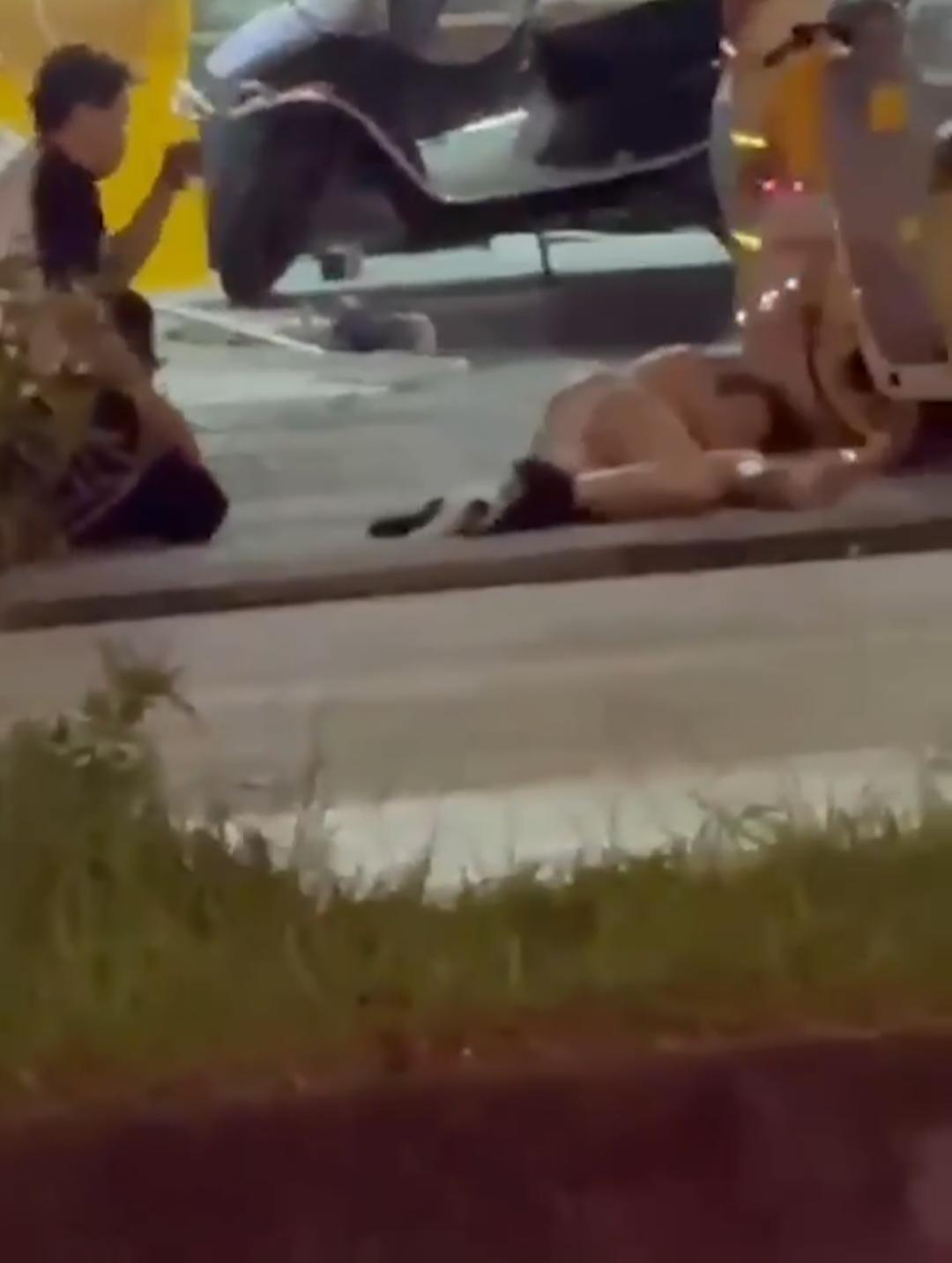 四川成都闹市街区情侣吵架 女友当街脱衣裸奔 男友跪地道歉也无补于事 奶子骚穴一览无余 惊呆路人直呼太牛逼了-3