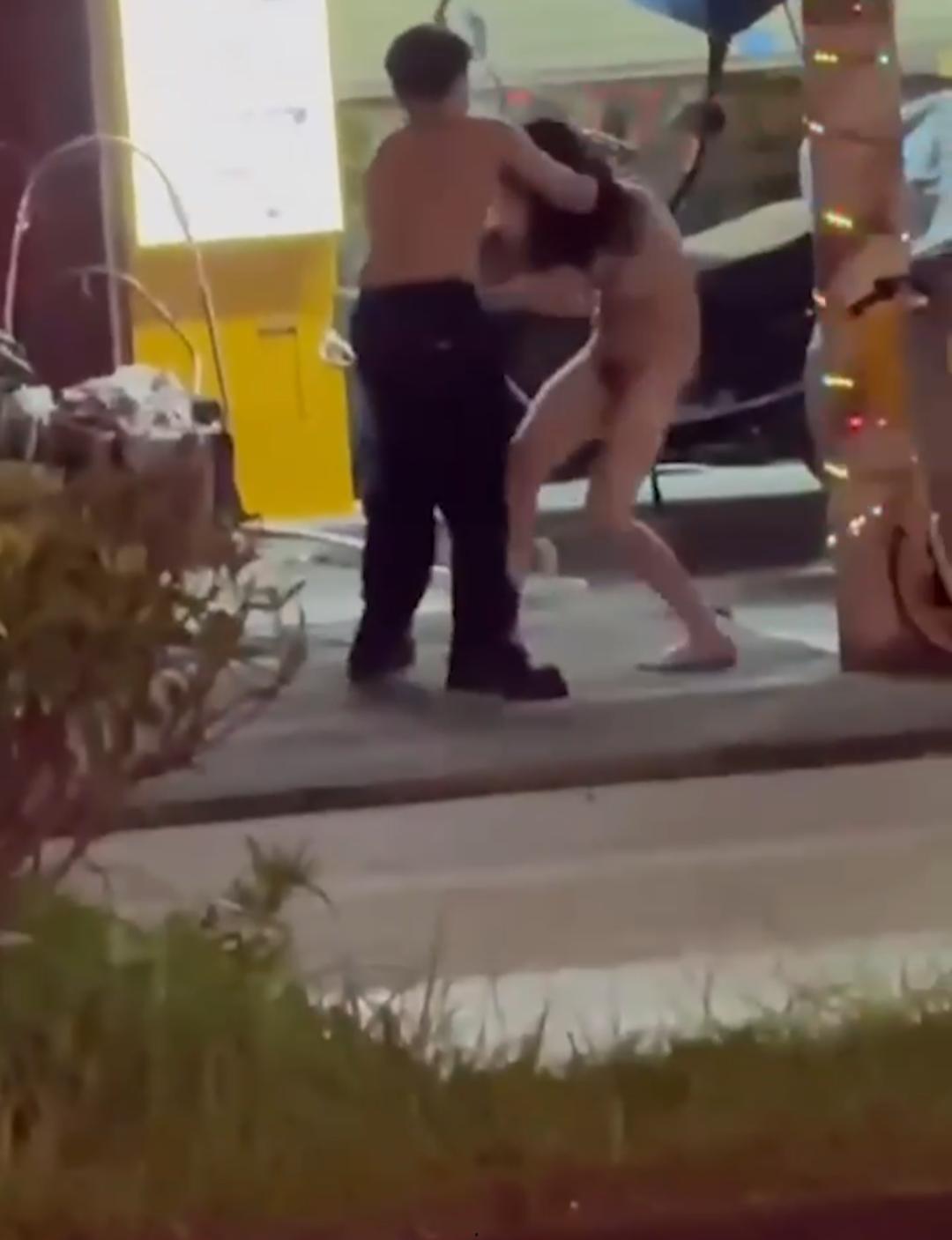 四川成都闹市街区情侣吵架 女友当街脱衣裸奔 男友跪地道歉也无补于事 奶子骚穴一览无余 惊呆路人直呼太牛逼了-6