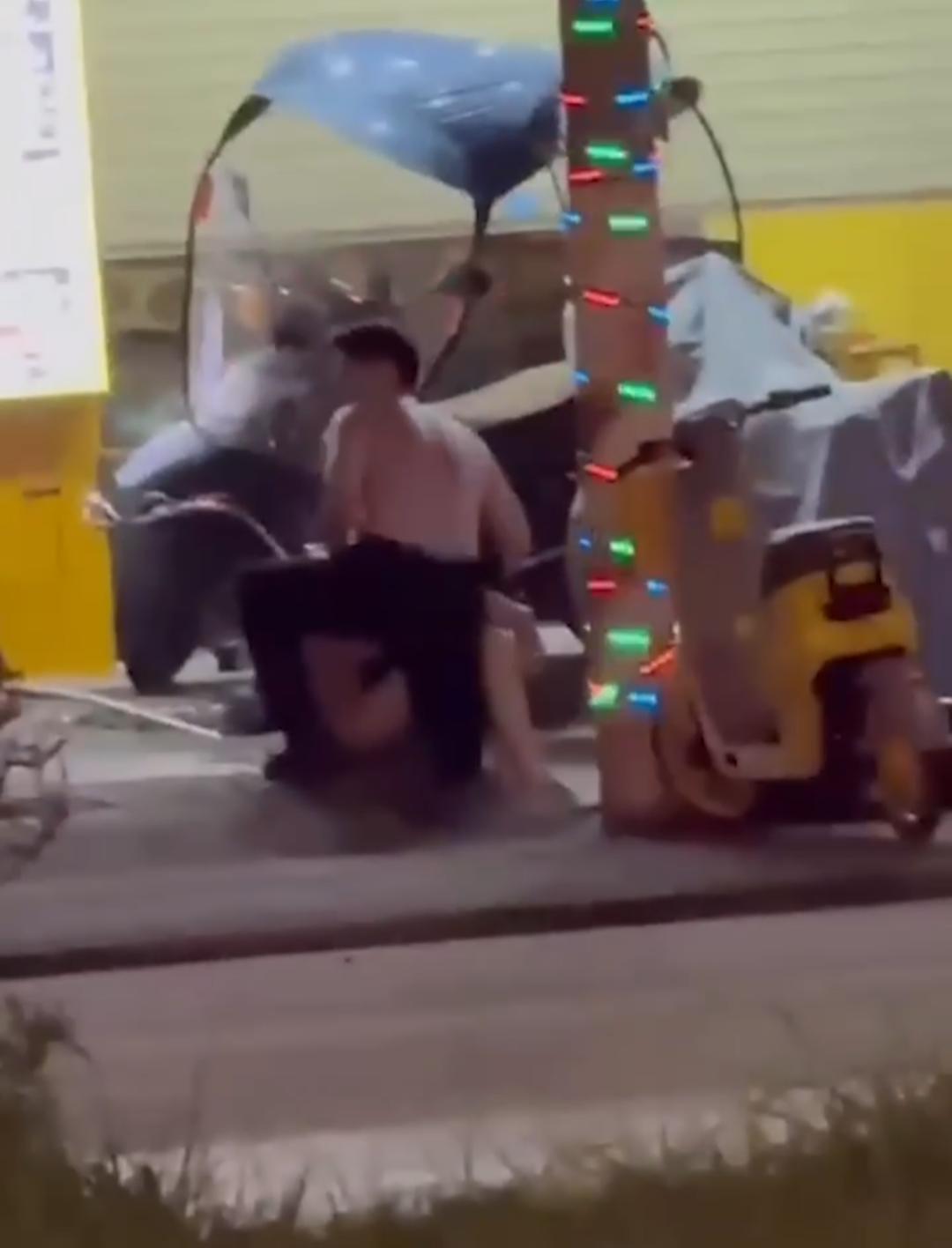 四川成都闹市街区情侣吵架 女友当街脱衣裸奔 男友跪地道歉也无补于事 奶子骚穴一览无余 惊呆路人直呼太牛逼了-7