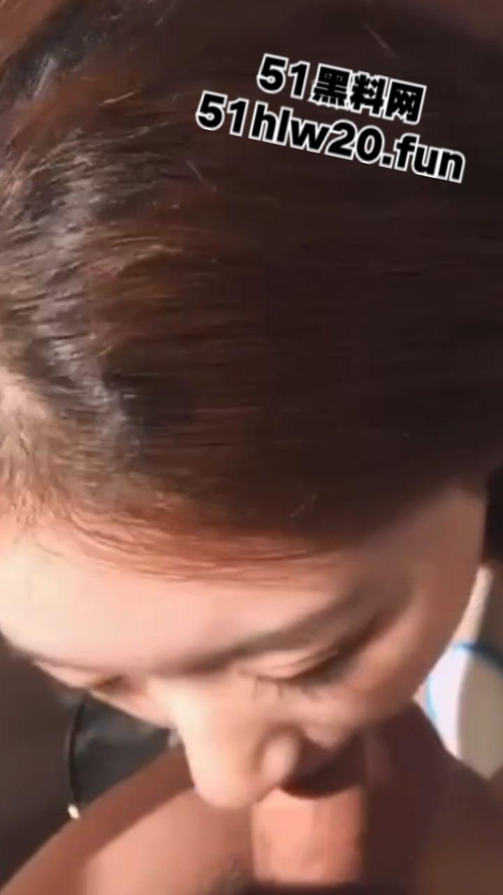 广州反差婊网瘾少女【陈敏仪】清纯颜值极品嫩妹,裸露粉嫩鲍鱼给炮友无套干,跪地吃鸡被射一脸。-4