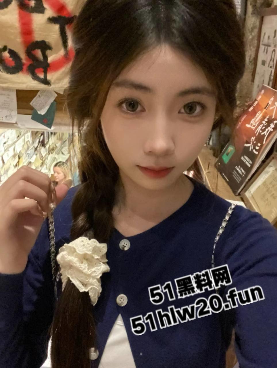 广州反差婊网瘾少女【陈敏仪】清纯颜值极品嫩妹,裸露粉嫩鲍鱼给炮友无套干,跪地吃鸡被射一脸。-8