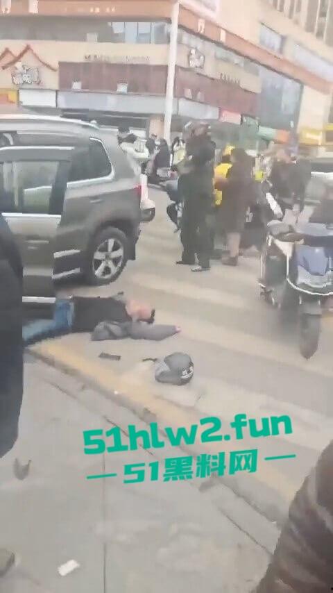 长沙惊现亡命司机,曙光中路地铁站汽车闯红灯狂撞行人,现场鸡飞狗跳司机是真疯了?-2