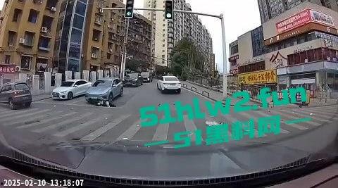 长沙惊现亡命司机,曙光中路地铁站汽车闯红灯狂撞行人,现场鸡飞狗跳司机是真疯了?-5