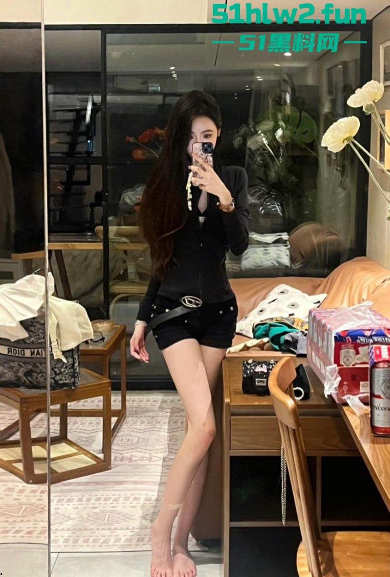 青岛在校空乘生【李娜】和富二代男友性爱视频流出,男朋友口交起来也毫不逊色惹众人疯传。-3