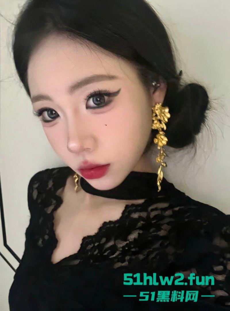 青岛在校空乘生【李娜】和富二代男友性爱视频流出,男朋友口交起来也毫不逊色惹众人疯传。-4