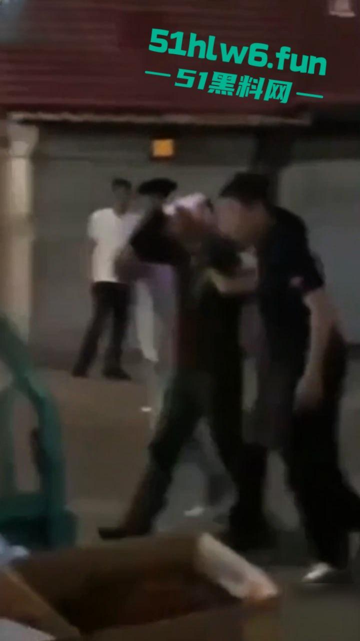 秦皇岛红桥里砍人事件,持刀报复社会在大街上见人就砍,据说有20多人被砍官媒竟急速删贴。-1