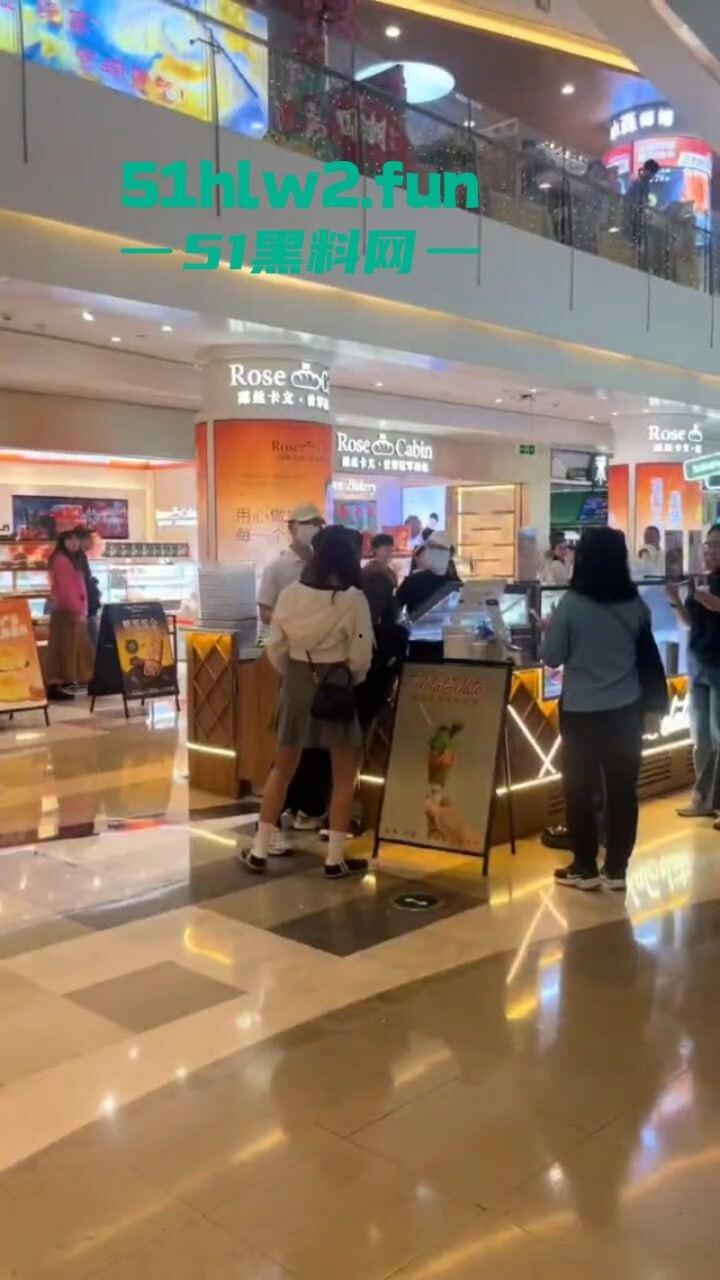 哪个抄底大神断更了?深圳皇庭广场小伙偷拍妹子裙底被其男友当场抓获,真是社死!-6