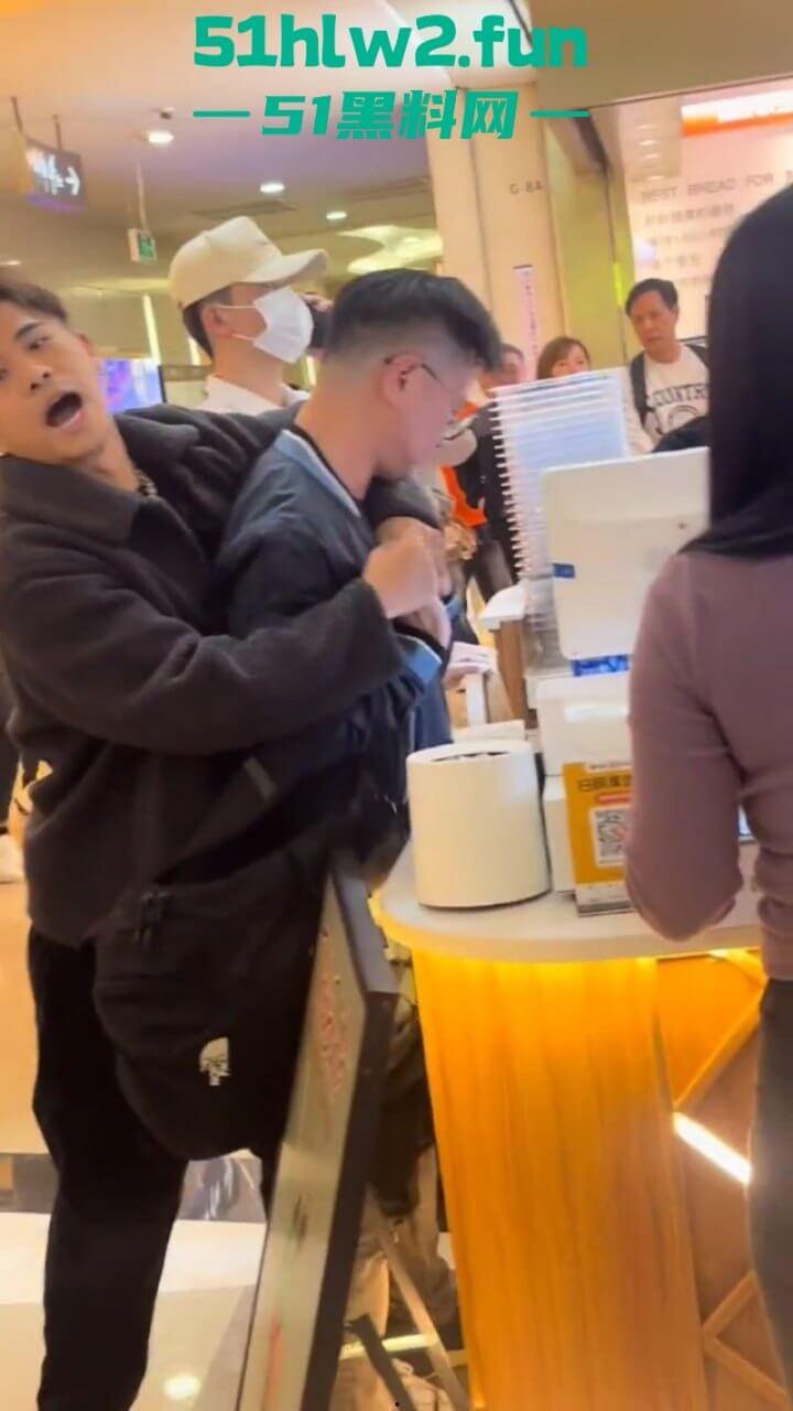 哪个抄底大神断更了?深圳皇庭广场小伙偷拍妹子裙底被其男友当场抓获,真是社死!-8