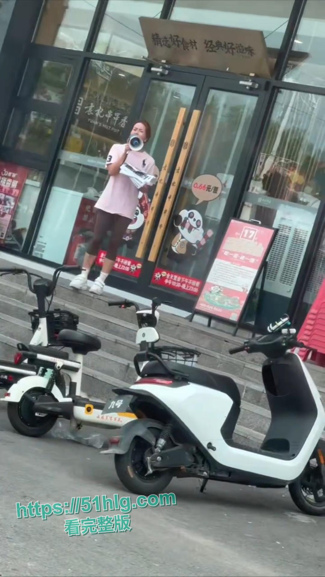 鸦鸿桥袁记串串香老板娘勾引有妇之夫被全网疯传!原配制作宣传单到店门口派发,当街暴打小三泄愤,引得瓜友热议-1