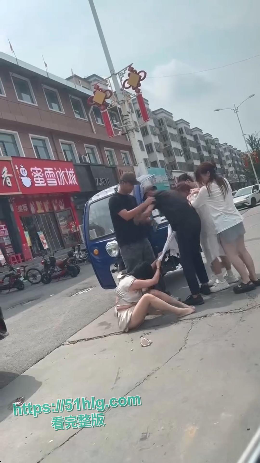 鸦鸿桥袁记串串香老板娘勾引有妇之夫被全网疯传!原配制作宣传单到店门口派发,当街暴打小三泄愤,引得瓜友热议-2