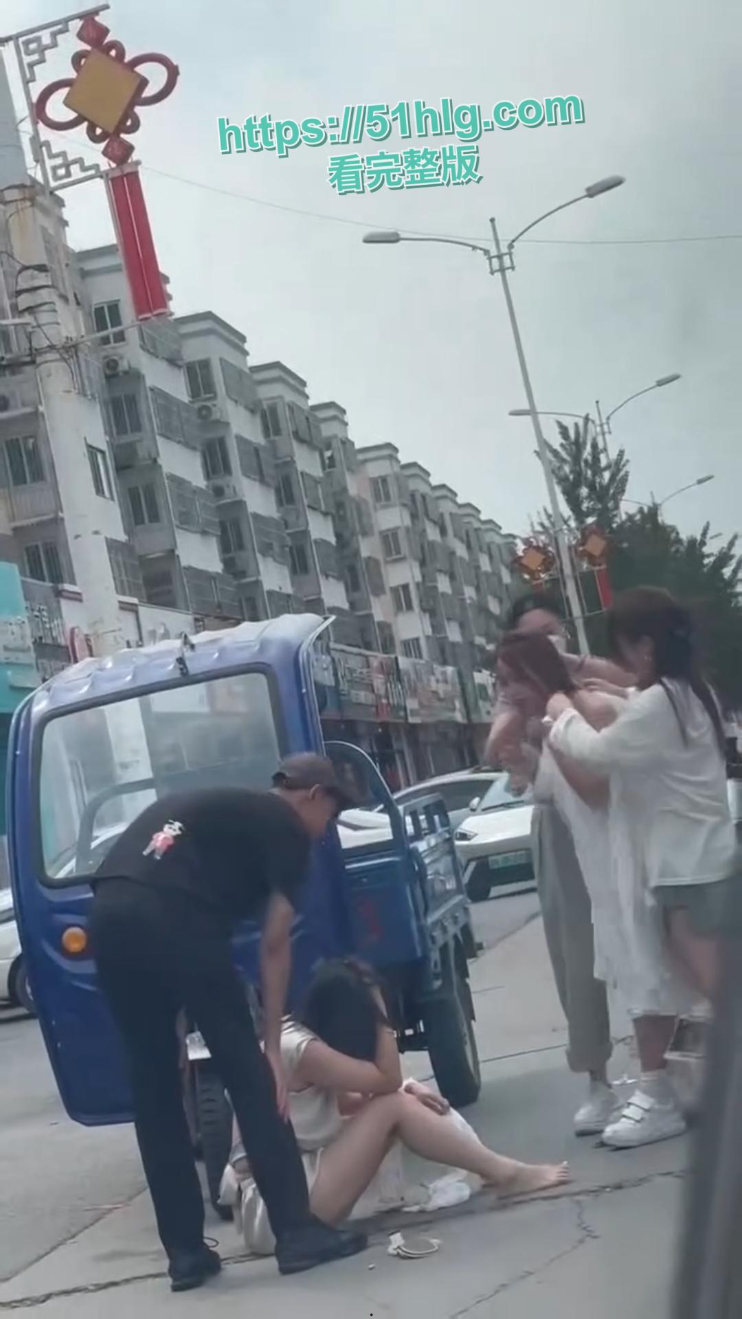 鸦鸿桥袁记串串香老板娘勾引有妇之夫被全网疯传!原配制作宣传单到店门口派发,当街暴打小三泄愤,引得瓜友热议-3