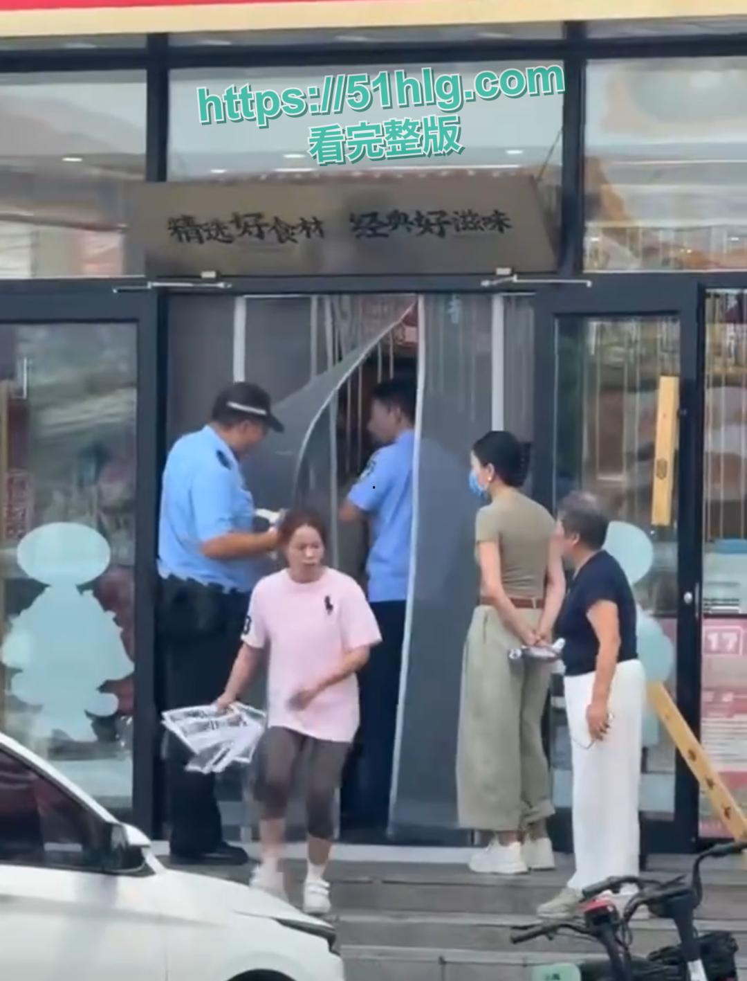 鸦鸿桥袁记串串香老板娘勾引有妇之夫被全网疯传!原配制作宣传单到店门口派发,当街暴打小三泄愤,引得瓜友热议-4