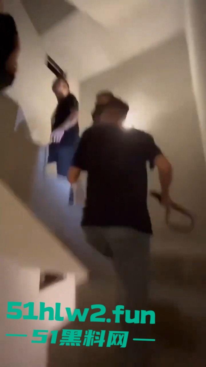 台湾直播主遭一群人拳打脚踢,直播间瞬间变战场,棍子都拿出来了招呼着打,实在是辣眼!-2