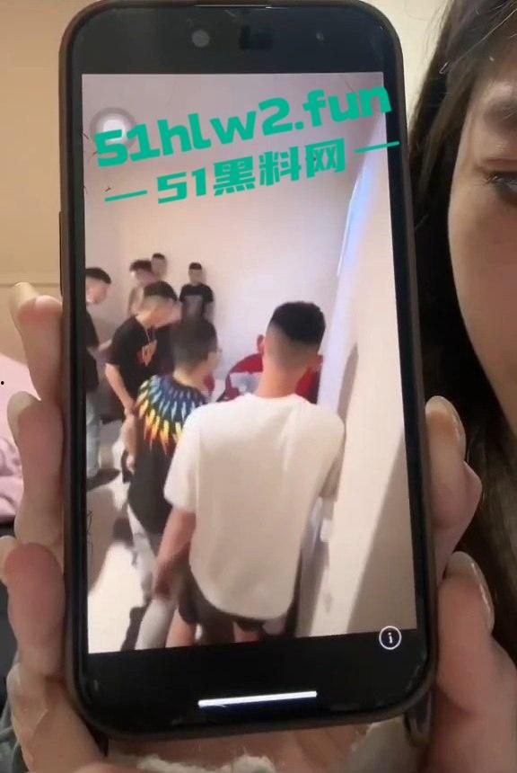 台湾直播主遭一群人拳打脚踢,直播间瞬间变战场,棍子都拿出来了招呼着打,实在是辣眼!-6