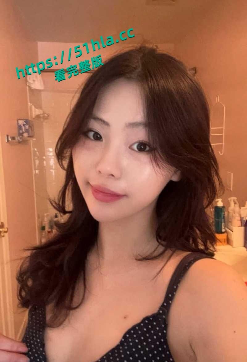 嫩妹福利姬【soph96719】六月最新福利,脸穴同框玩假屌自慰骑乘后入,劈腿揉穴能欲能甜的淫骚小母狗!-1