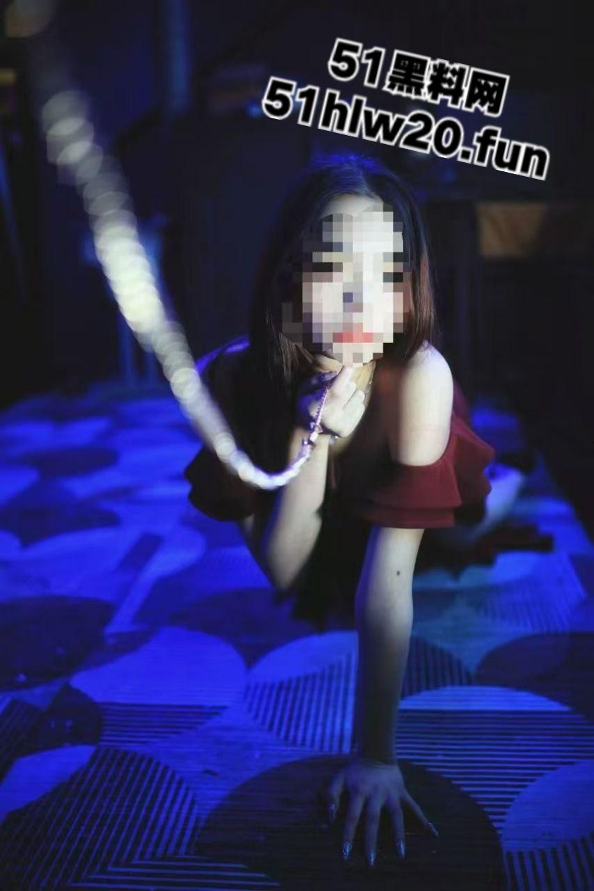 武汉地下酒吧开设SM私密服务,在场女奴免费任玩,舔脚口爆跪地发情求调教。-6